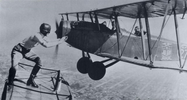 Acrobacias aéreas dos Barnstormers em 1920 26