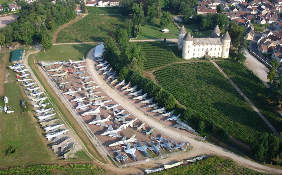 O castelo francês com a maior coleção particular de aviões de guerra do mundo 01