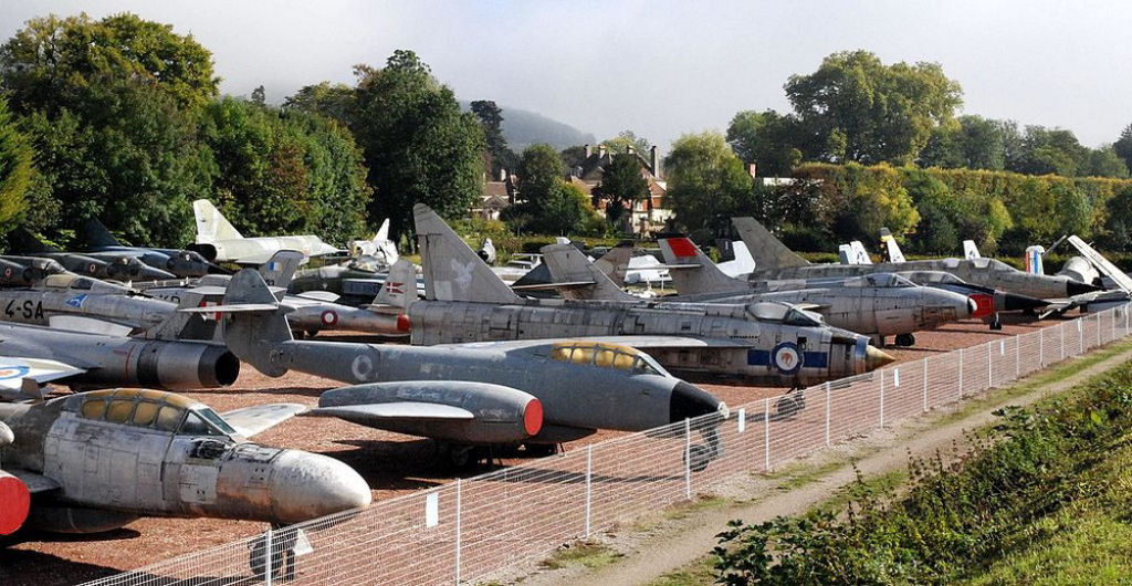 O castelo francês com a maior coleção particular de aviões de guerra do mundo 02