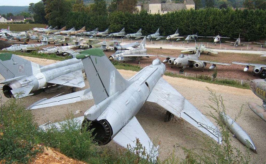 O castelo francês com a maior coleção particular de aviões de guerra do mundo 04