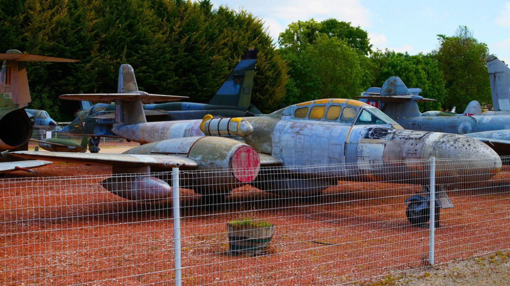 O castelo francês com a maior coleção particular de aviões de guerra do mundo 06