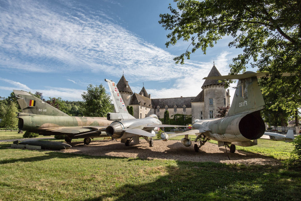 O castelo francês com a maior coleção particular de aviões de guerra do mundo 07