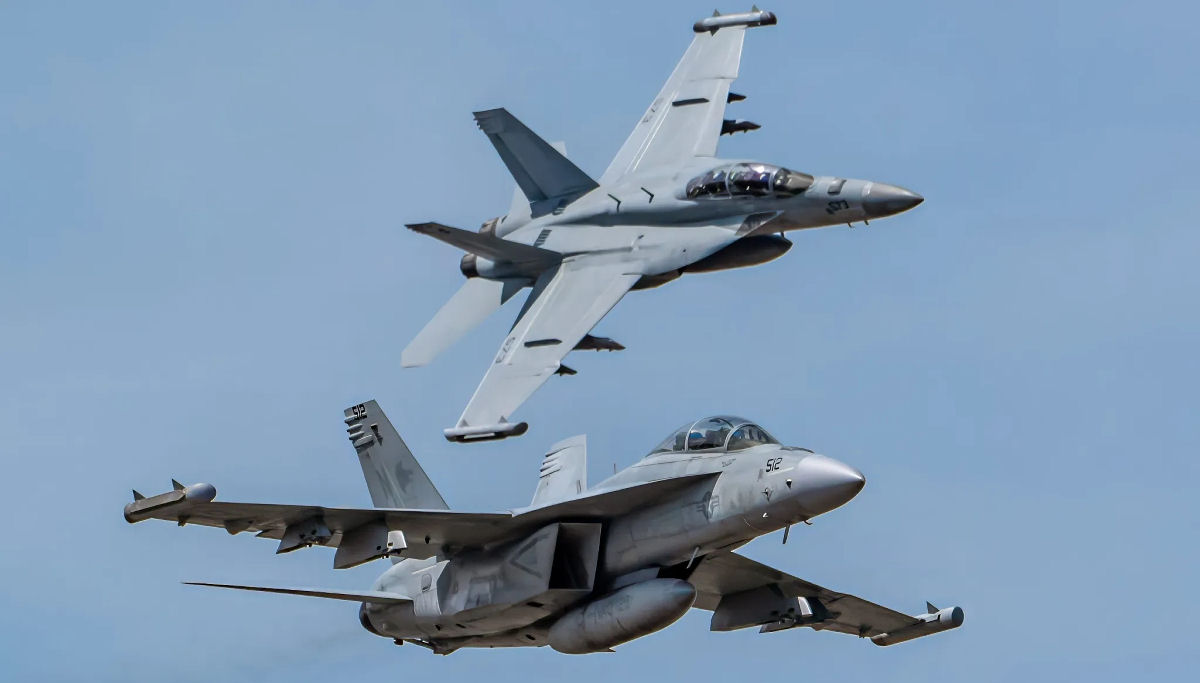 Dois aviões da Marinha dos EUA colidiram durante uma exibição aérea