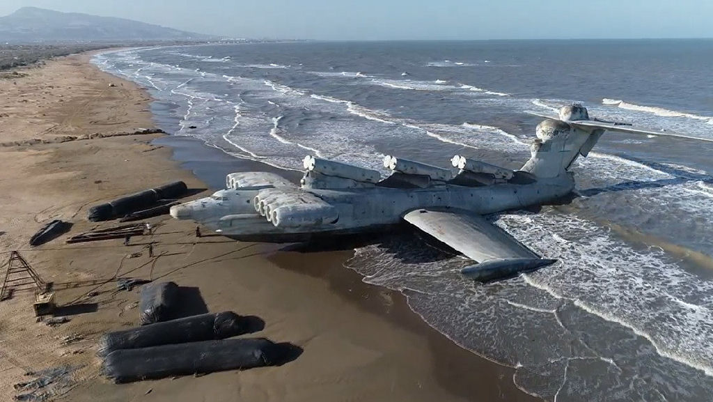'Monstro do Cáspio': drone capta um ekranoplano soviético abandonado em uma praia selvagem no Daguestão