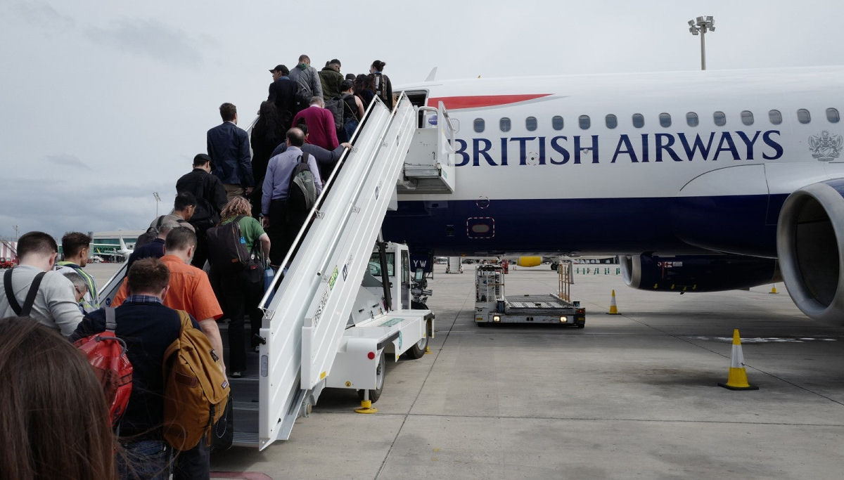 Por que sempre embarcamos pelo lado esquerdo do avião?