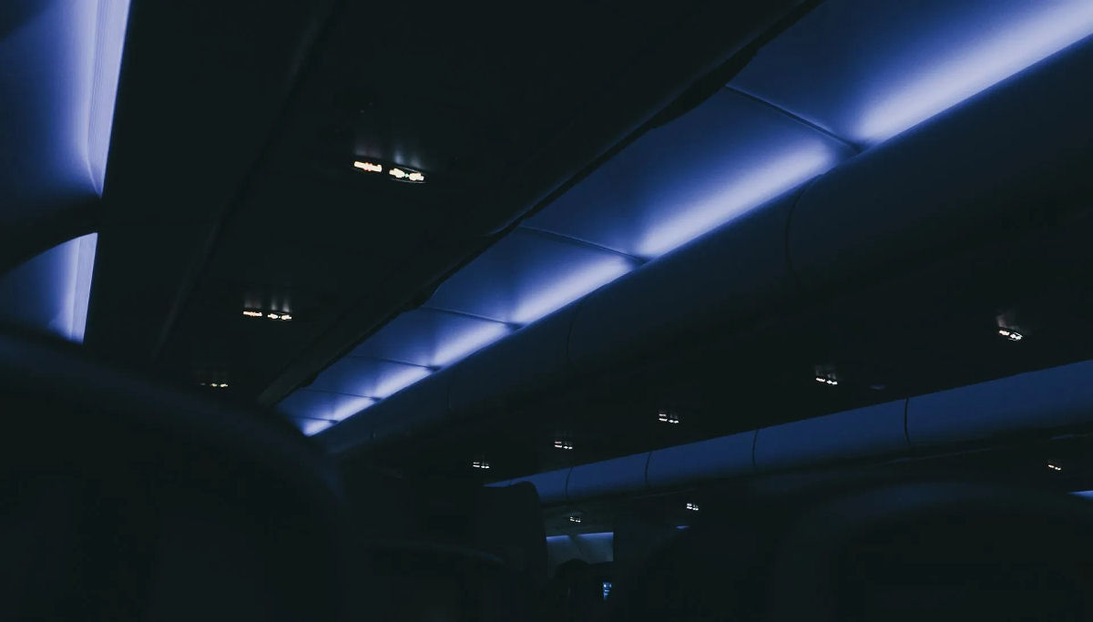 Por que as luzes da cabine do avião diminuem durante a decolagem e o pouso?