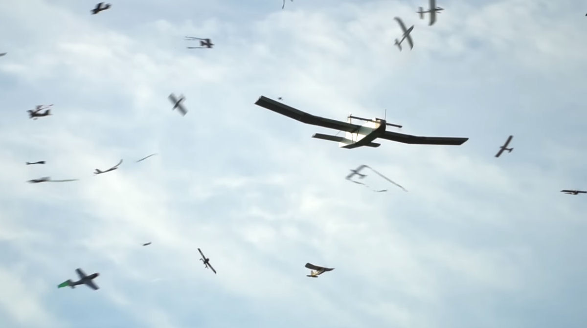 Uma batalha area pica de avies controlados por rdio, incluindo 'todos contra o maior avio de poliestireno do mundo'