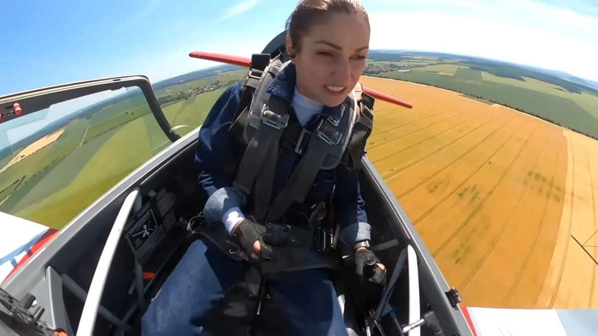 Piloto mantm calmamente o controle de seu avio aps a cobertura abrir e quebrar em pleno voo