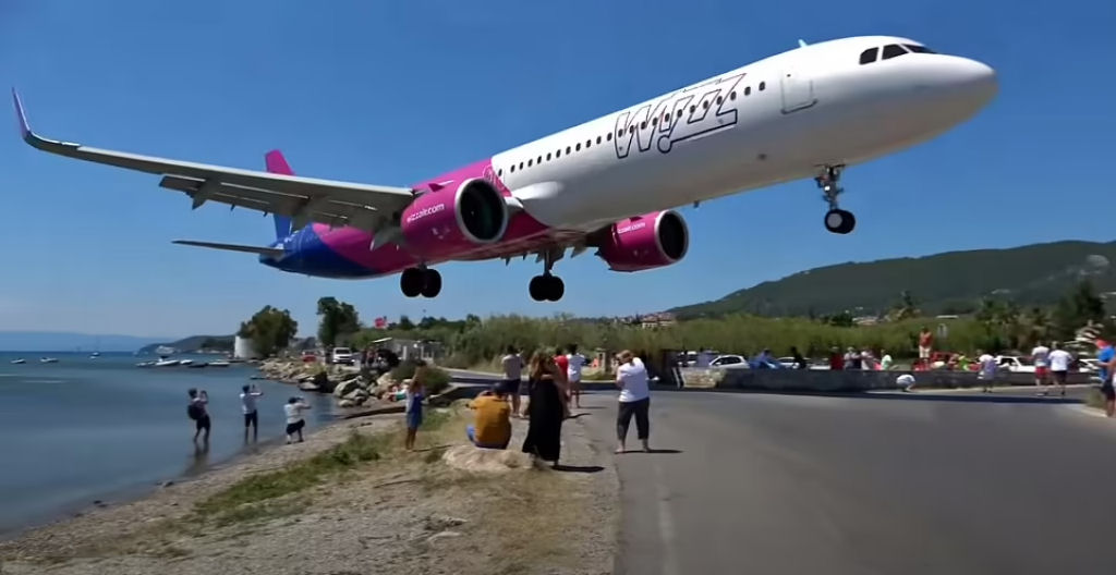 Enorme avio da Airbus pousa voando extremamente perto de um grupo de pessoas