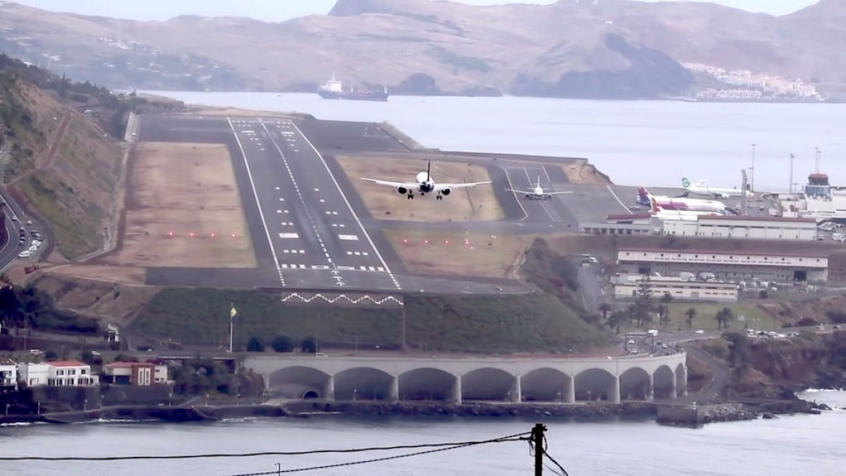 Voando para uma das pistas de aeroporto mais curtas e ventosas do mundo, na Madeira