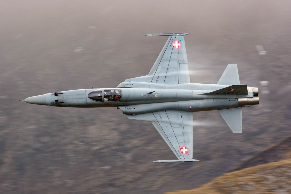 Pilotos de aviões suíços exibem habilidades no mais alto campo de tiro da Europa