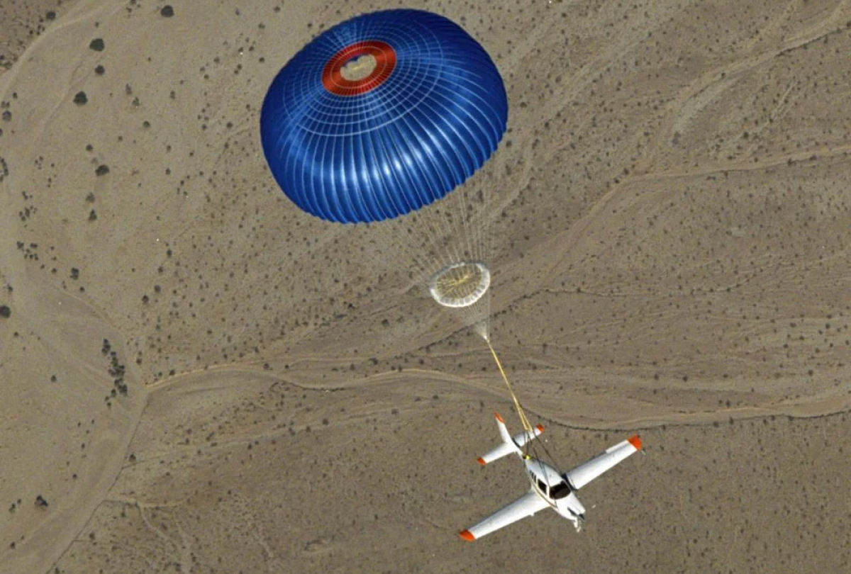 Monomotor faz pouso irregular de paraquedas