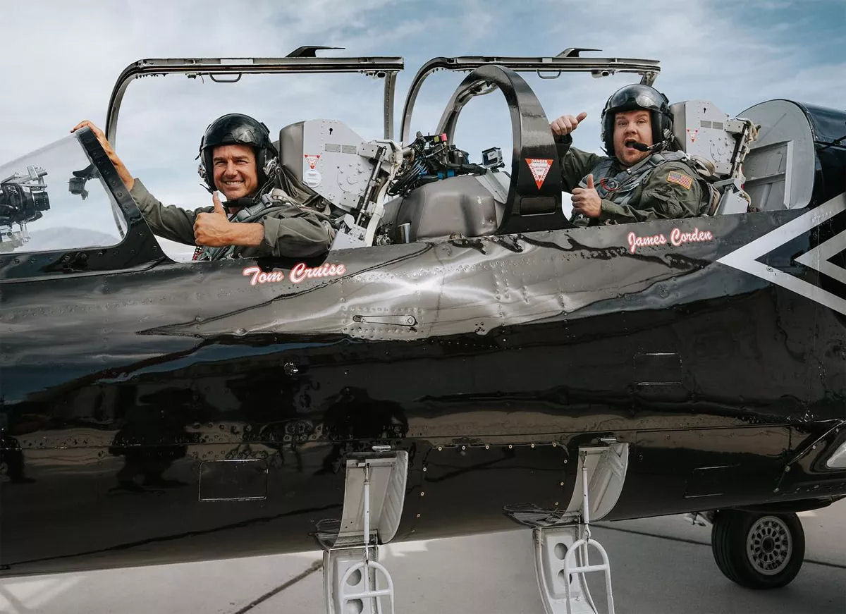 Tom Cruise aterroriza James Corden em voo de caça Top Gun