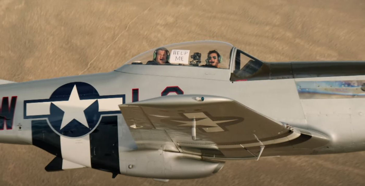 Tom Cruise aterroriza James Corden em voo de caça Top Gun