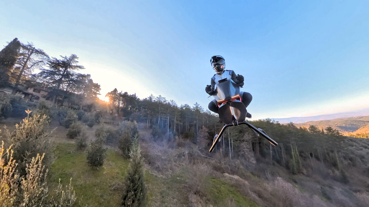 Designer inventa “superbike” voadora e a leva para um passeio no céu