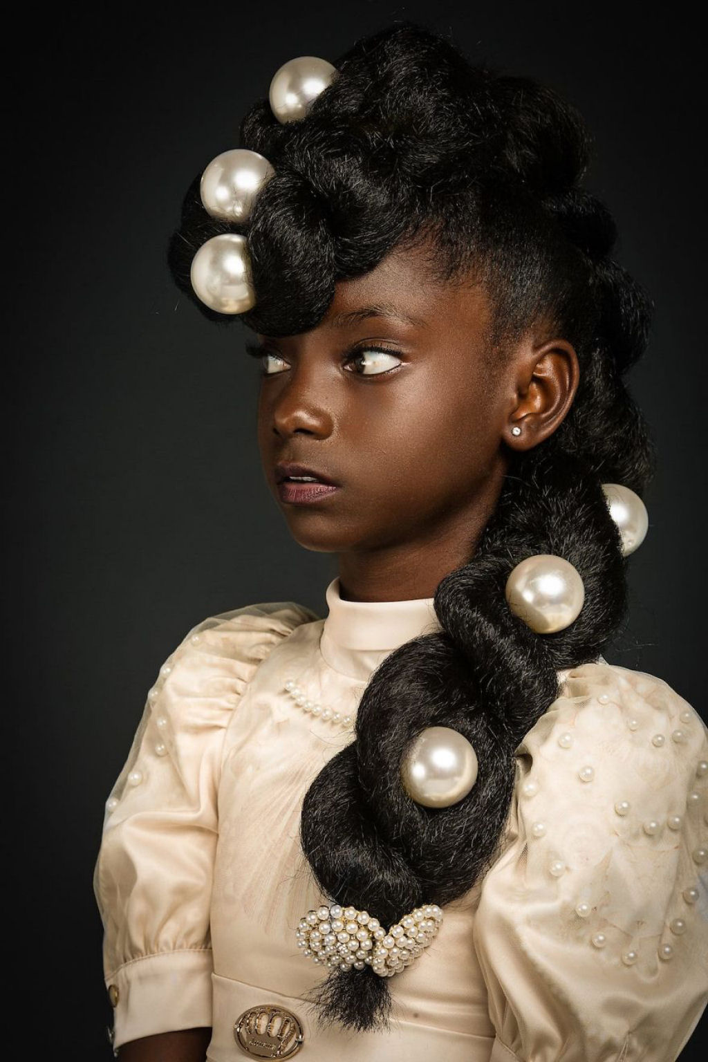 Retratos inspirados destacam a beleza do cabelo crespo para que outras garotas parem de escond-lo 04