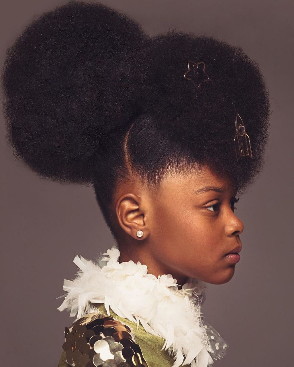 Retratos inspirados destacam a beleza do cabelo crespo para que outras garotas parem de escond-lo 06