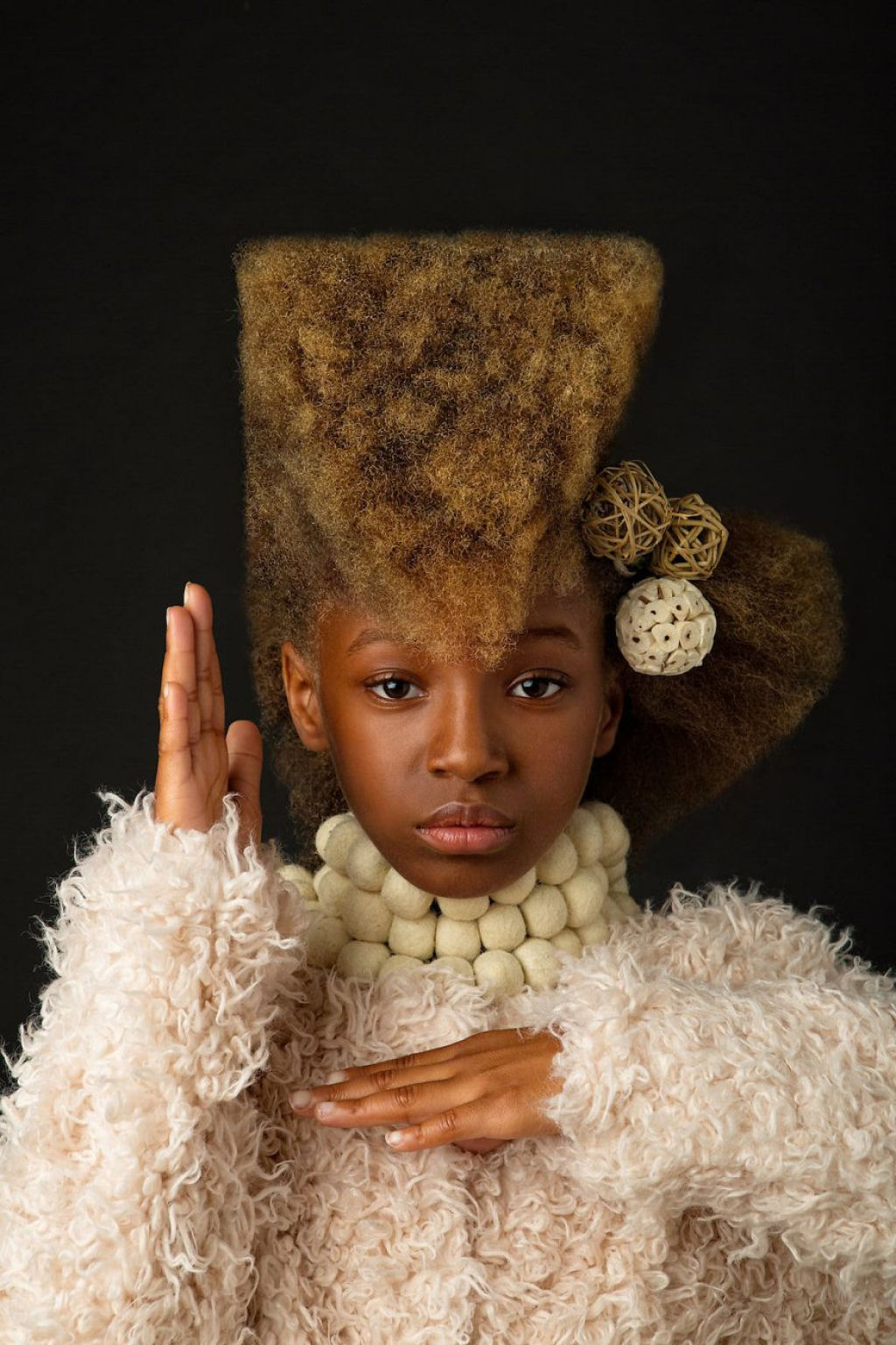 Retratos inspirados destacam a beleza do cabelo crespo para que outras garotas parem de escond-lo 09