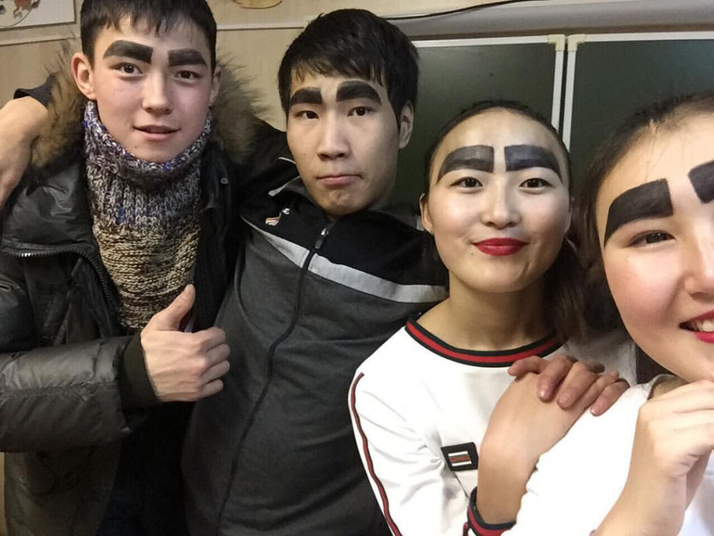 Blogueira de moda russa conquista mdia social com suas enormes sobrancelhas 05