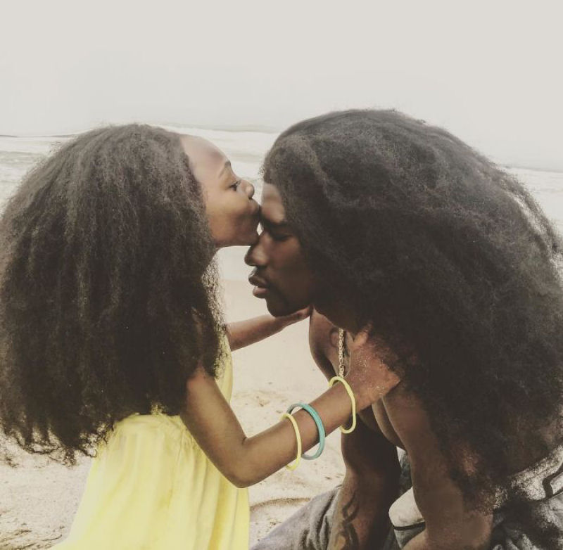 Pai e filha quebram a Internet com seus penteados afro-naturais  04