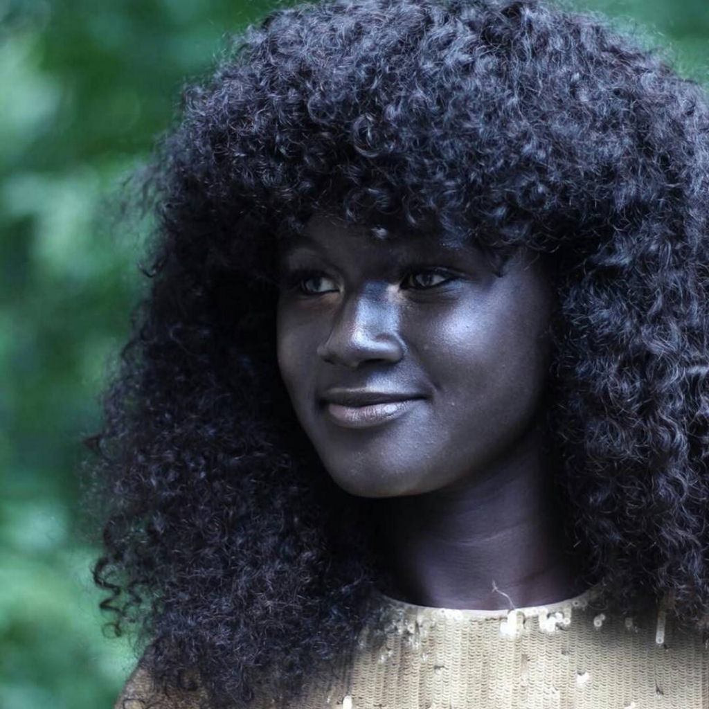 “Deusa da Melanina” senegalesa conquista a Internet com o seu tom de pele incrivelmente escuro 01