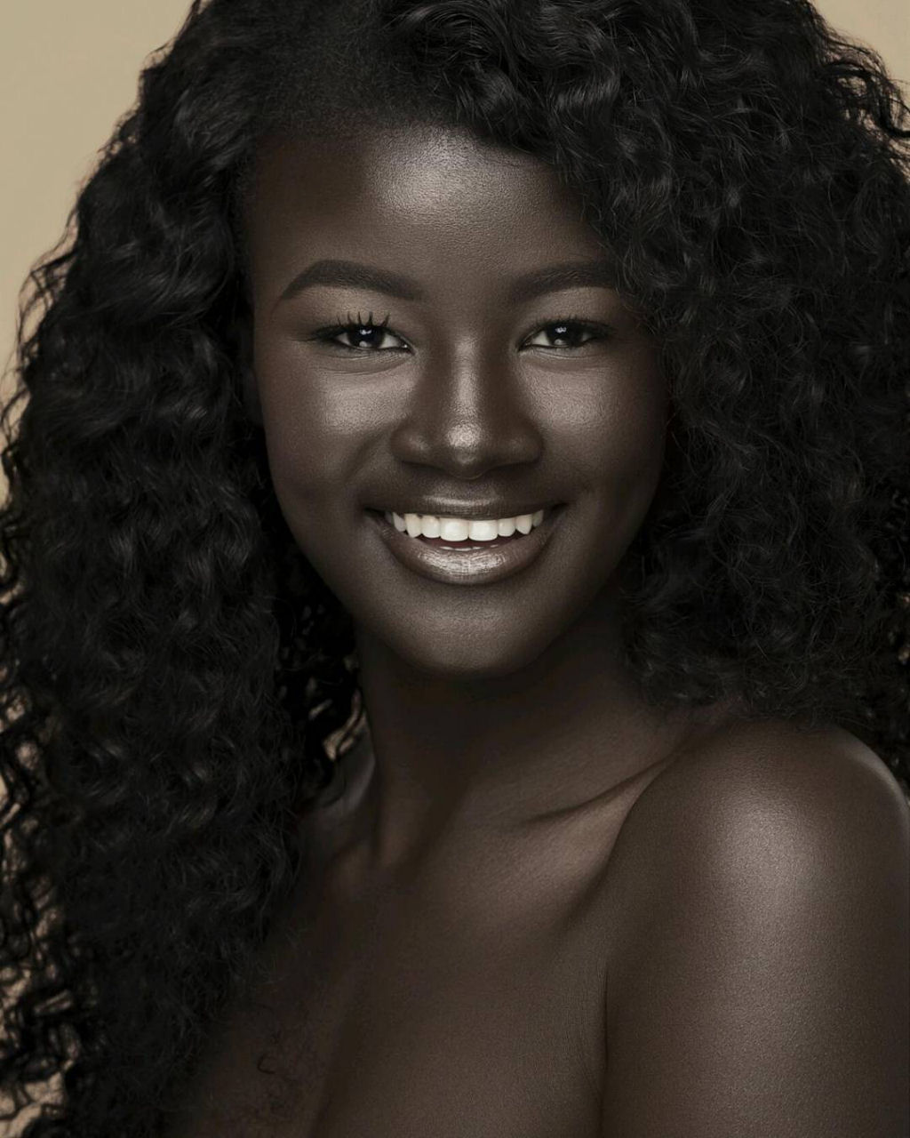 “Deusa da Melanina” senegalesa conquista a Internet com o seu tom de pele incrivelmente escuro 04