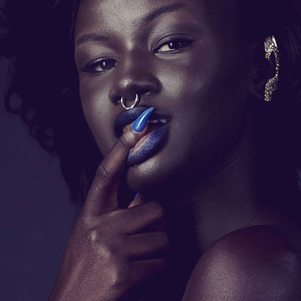 “Deusa da Melanina” senegalesa conquista a Internet com o seu tom de pele incrivelmente escuro 08