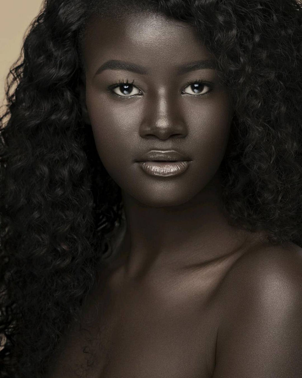 “Deusa da Melanina” senegalesa conquista a Internet com o seu tom de pele incrivelmente escuro 09