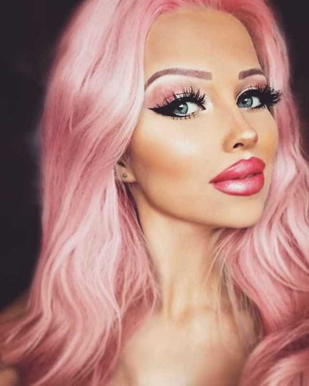 Jovem boneca humana torra o dinheiro dos pais a cada mês para se parecer com a Barbie 19