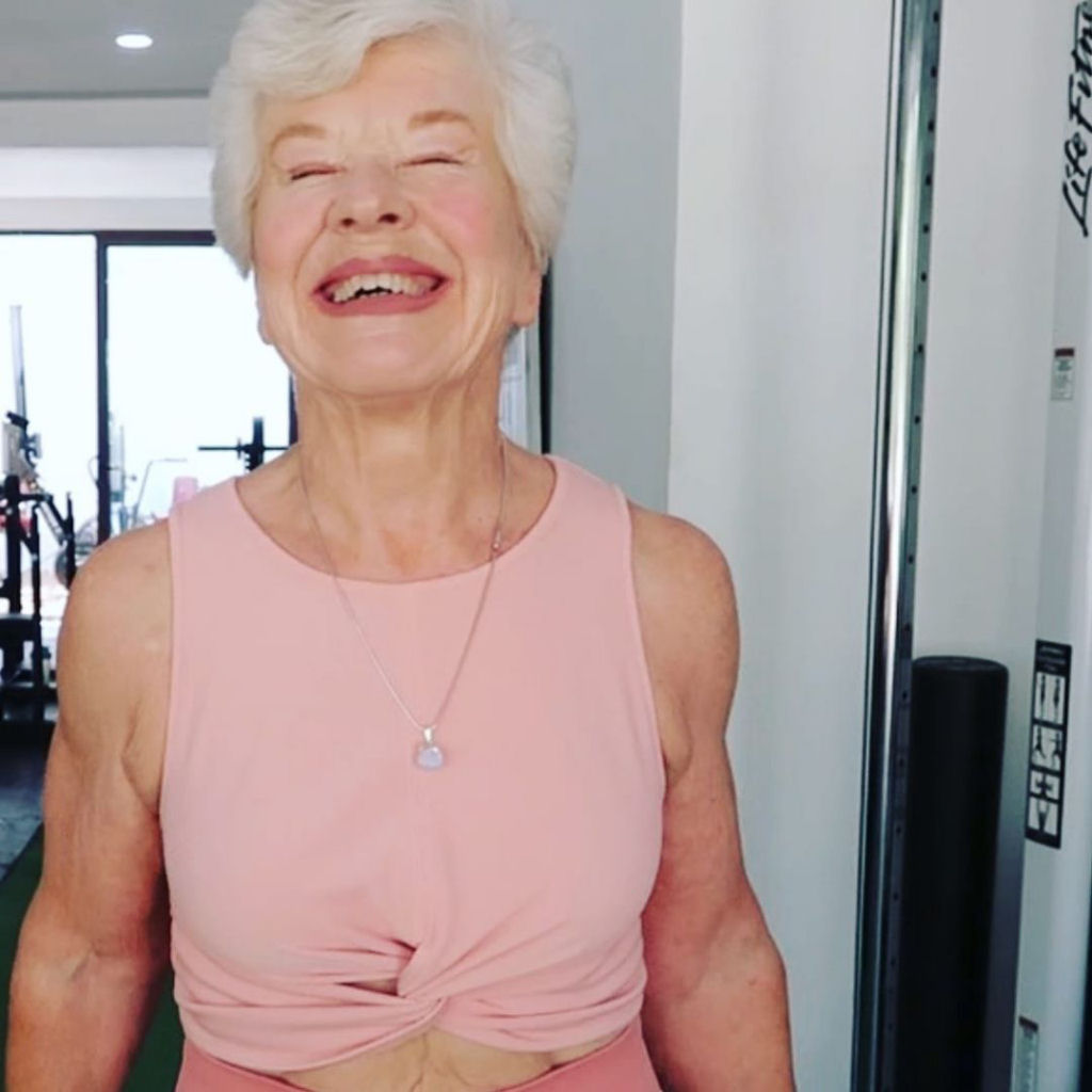 Ela tinha artrose, colesterol alto e perdeu 25 quilos para se tornar a vov fisiculturista do Instagram