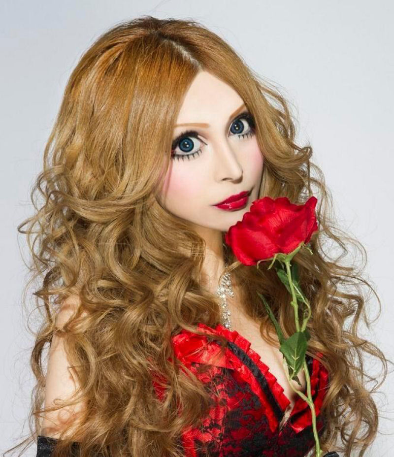 Japonesa fez 30 cirurgias para se parecer com uma boneca francesa