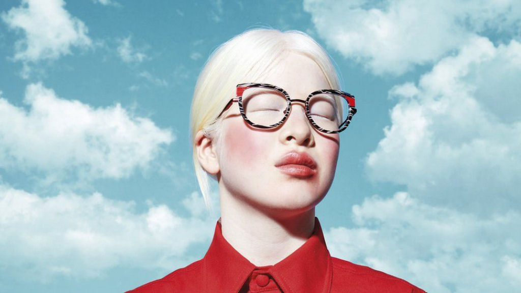 Garota albina abandonada quando criança se tornou modelo da Vogue