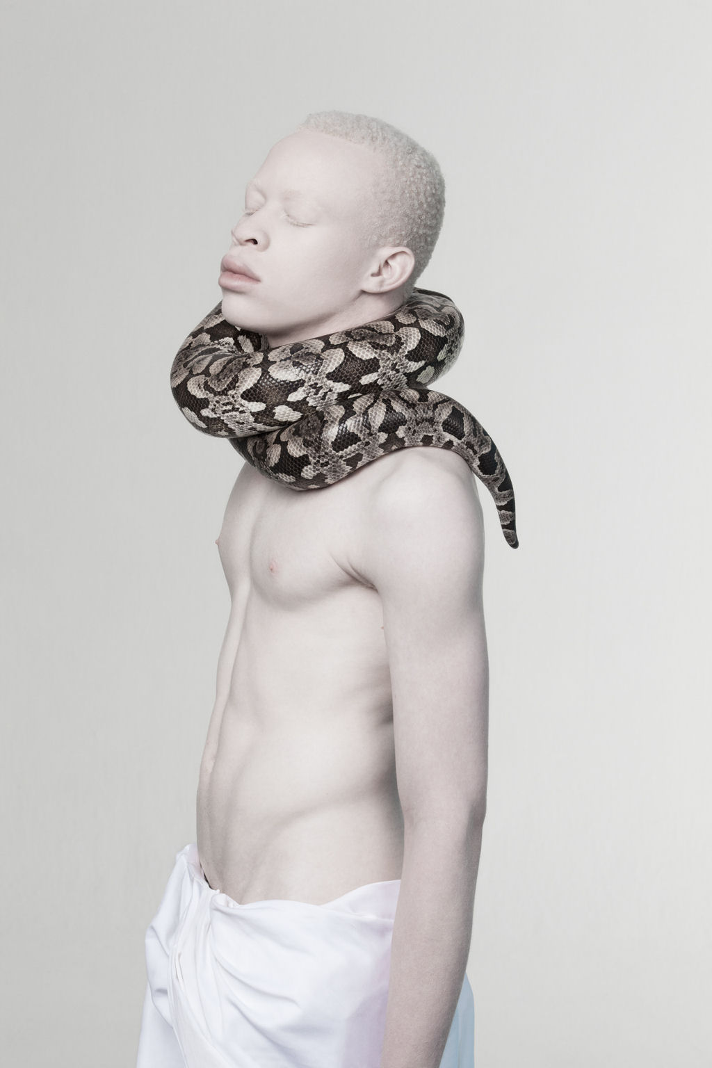 Fotgrafo desafia padres da beleza com modelos albinos 11