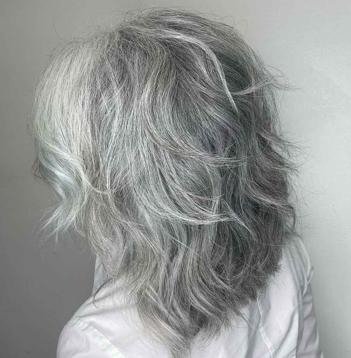 Por que o cabelo fica grisalho à medida que envelhecemos? Há alguma forma de combatê-lo