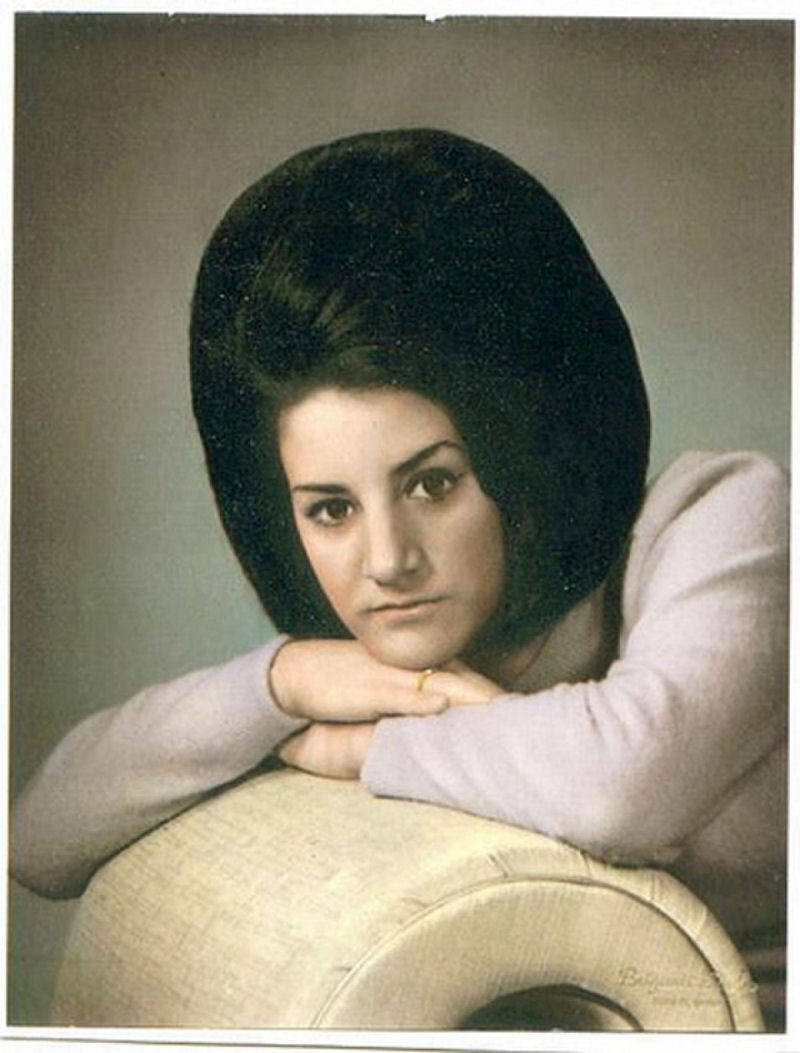 A moda do cabelo-capacete: o penteado que definiu os anos 1960 35