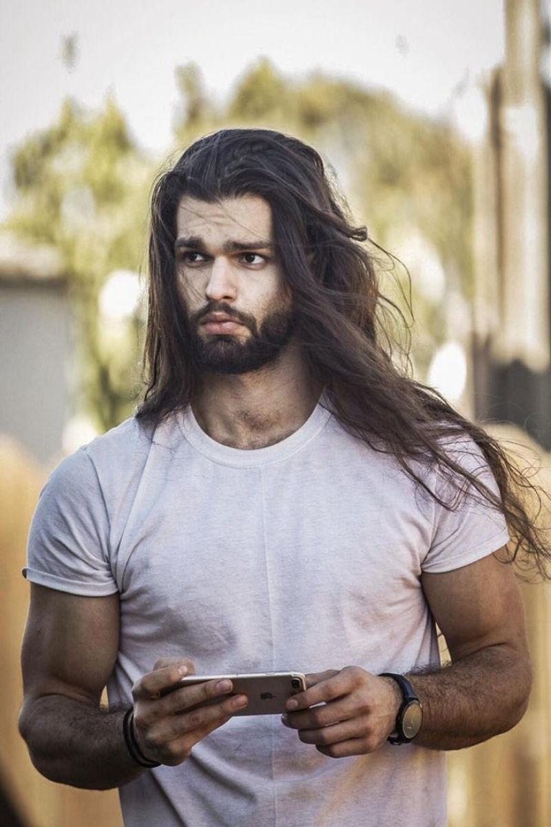 Estes caras desafiaram o estereótipo de homens com cabelo longo 45