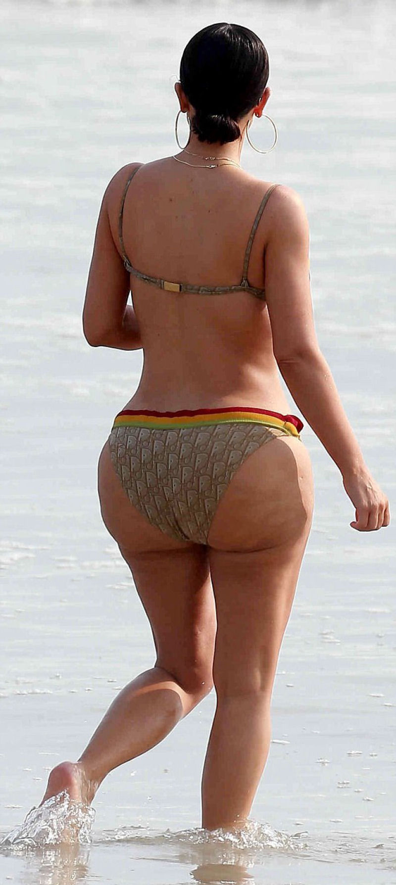 Santo Photoshop Batman! As verdadeiras curvas de Kim Kardashian 04