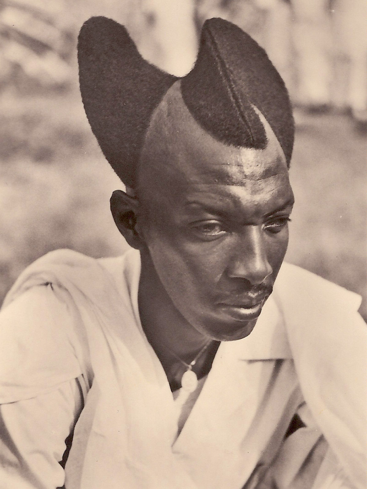 Fotos de quase 100 anos mostram o amasunzu, um penteado único dos ruandeses 01
