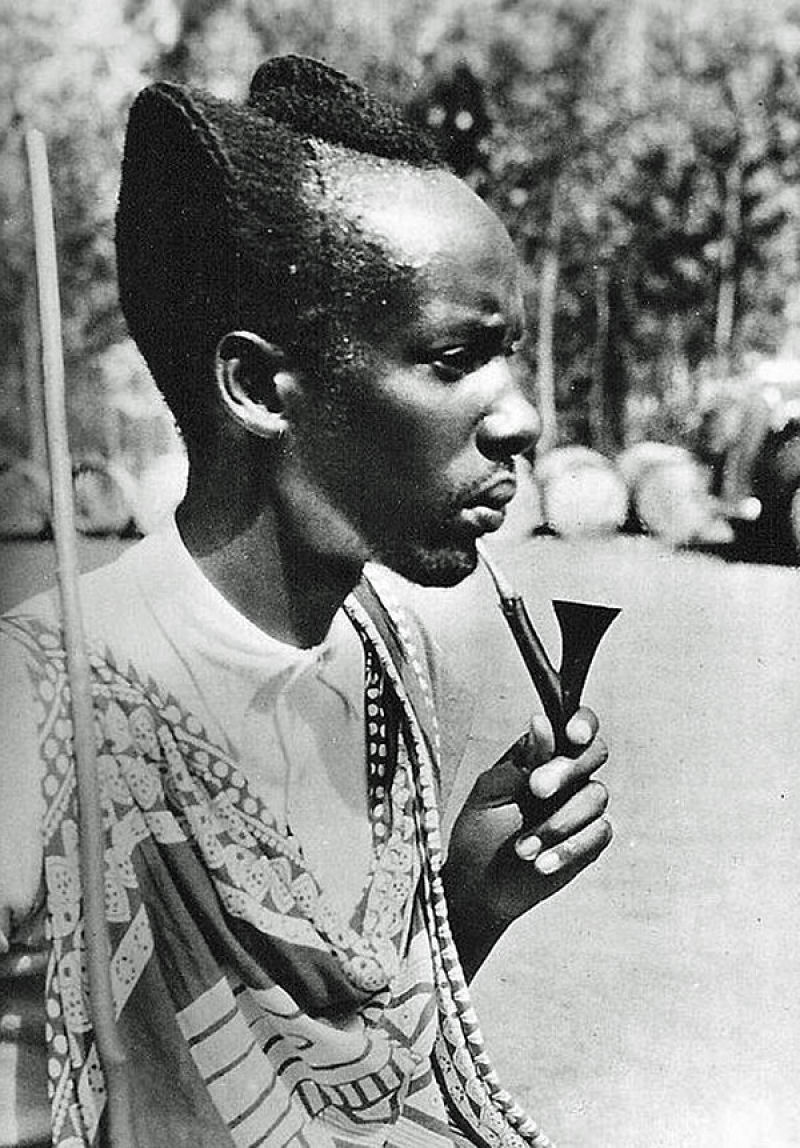 Fotos de quase 100 anos mostram o amasunzu, um penteado único dos ruandeses 14