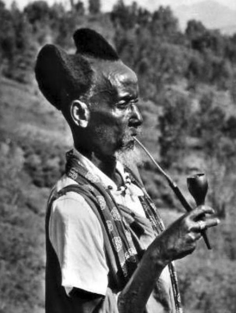 Fotos de quase 100 anos mostram o amasunzu, um penteado único dos ruandeses 17
