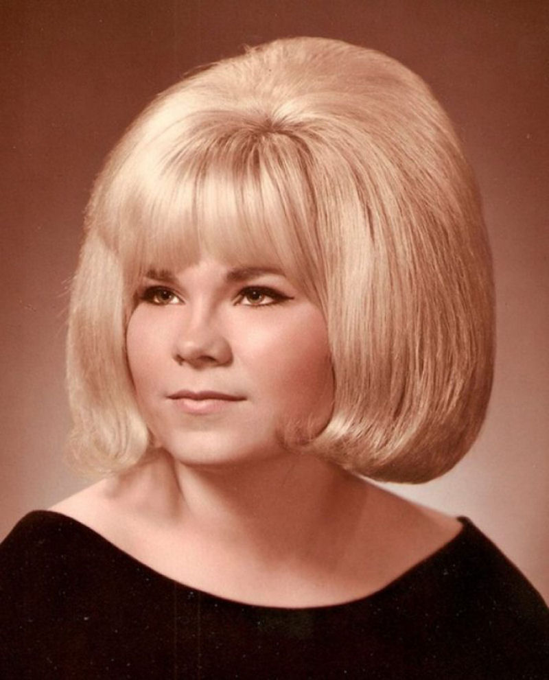 As mulheres pareciam ter mais cabelo do que cabeça nos icônicos penteados dos anos 60 02