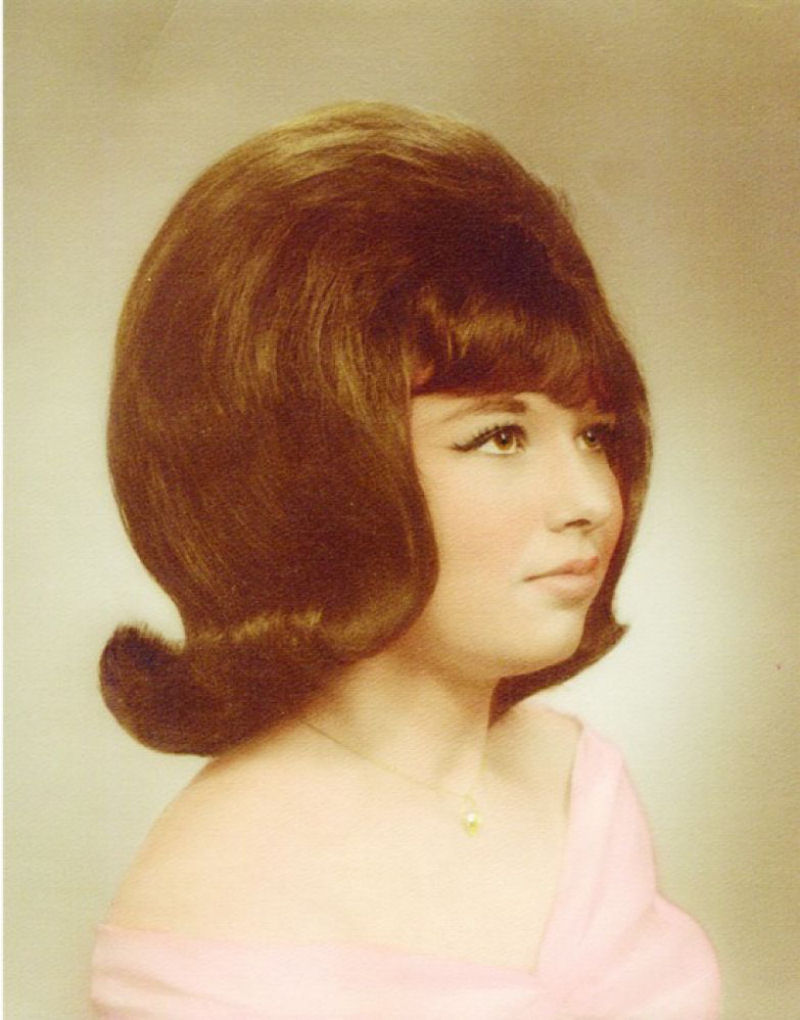 As mulheres pareciam ter mais cabelo do que cabeça nos icônicos penteados dos anos 60 03