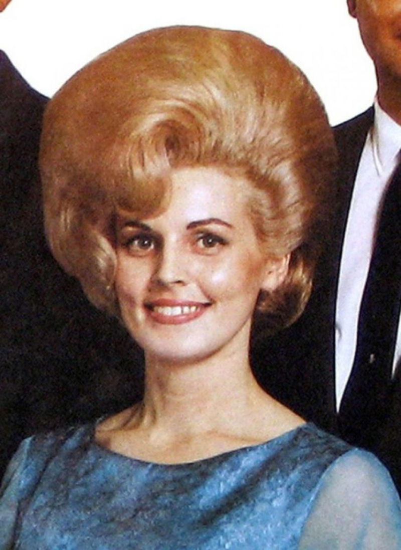 As mulheres pareciam ter mais cabelo do que cabeça nos icônicos penteados dos anos 60 13