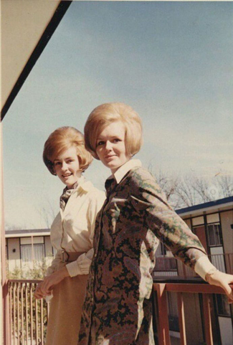 As mulheres pareciam ter mais cabelo do que cabeça nos icônicos penteados dos anos 60 16
