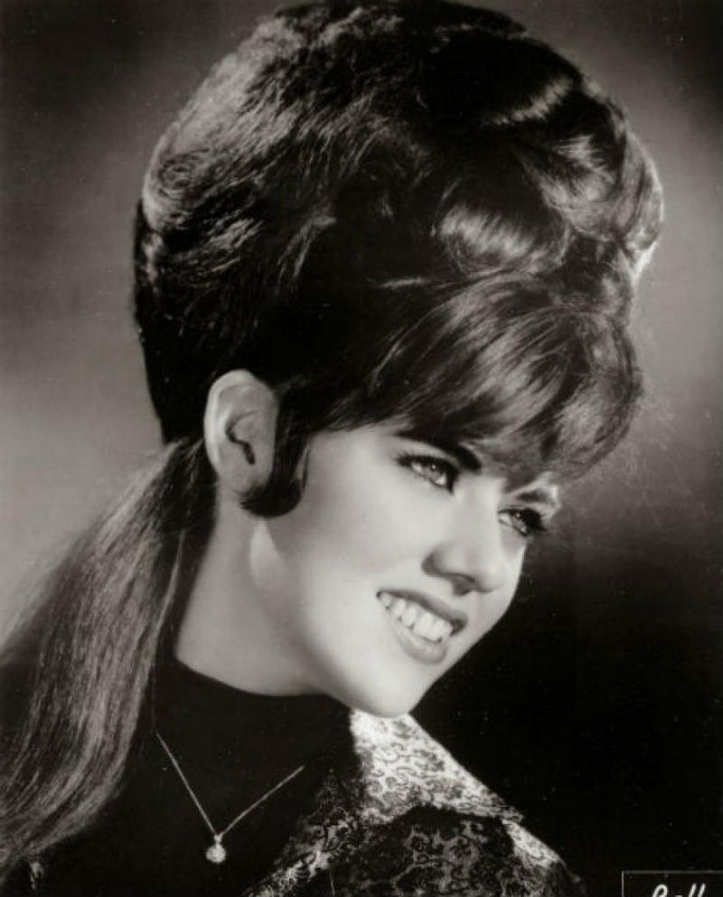 As mulheres pareciam ter mais cabelo do que cabeça nos icônicos penteados dos anos 60 26