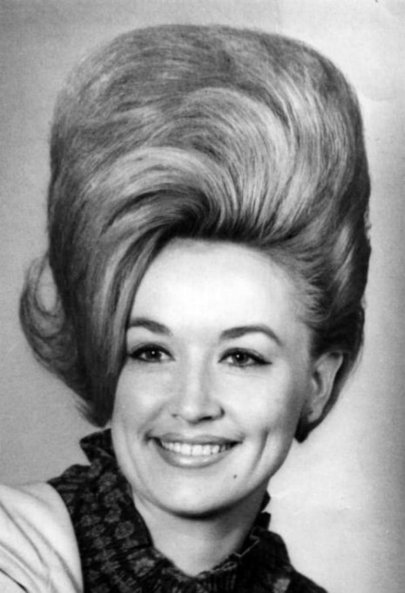 As mulheres pareciam ter mais cabelo do que cabeça nos icônicos penteados dos anos 60 27