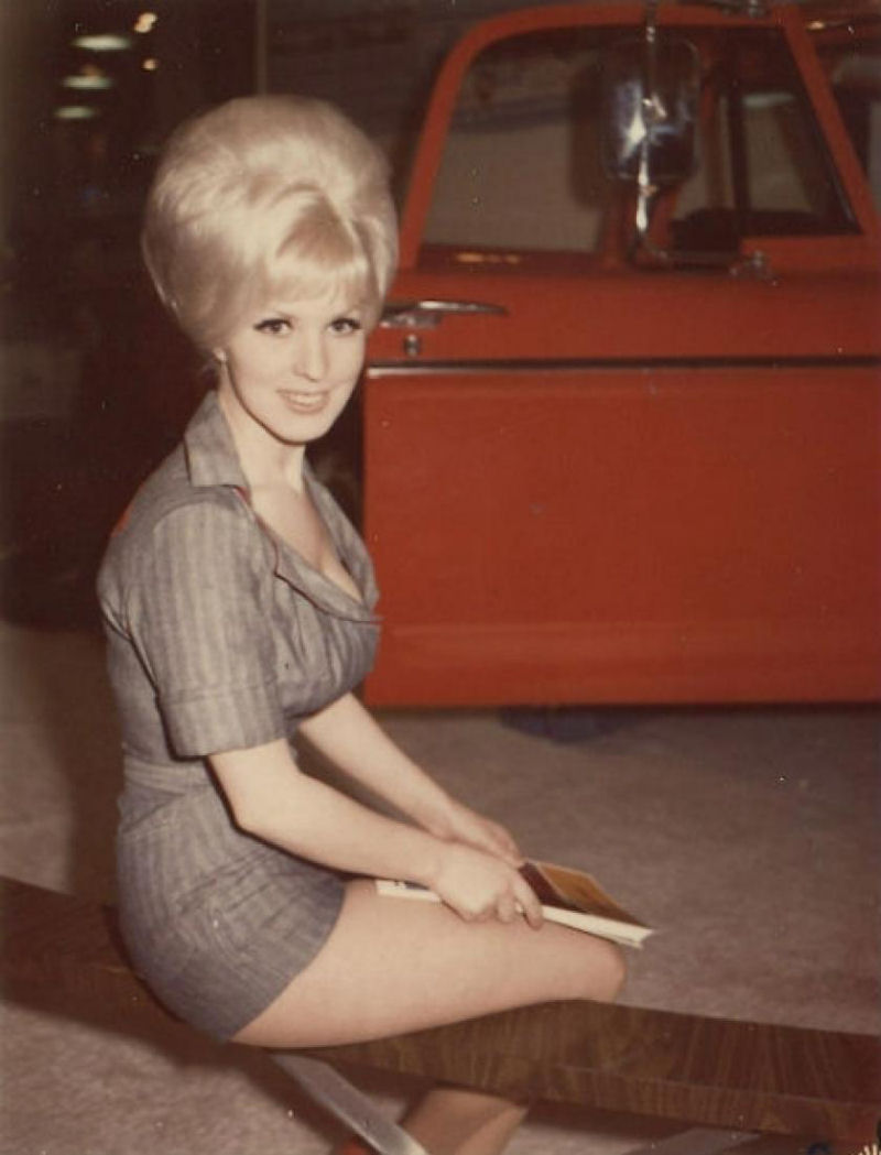 As mulheres pareciam ter mais cabelo do que cabeça nos icônicos penteados dos anos 60 28