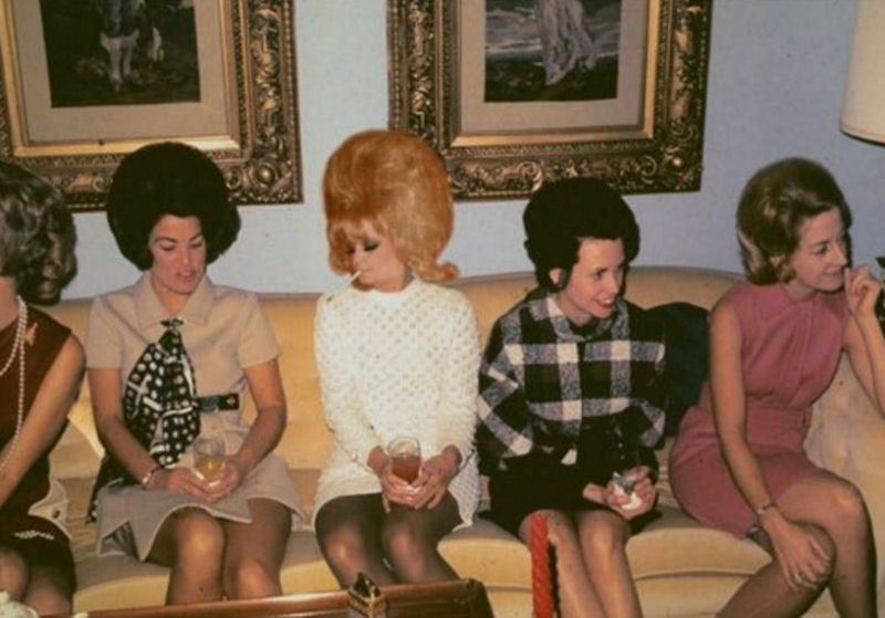 As mulheres pareciam ter mais cabelo do que cabeça nos icônicos penteados dos anos 60 30