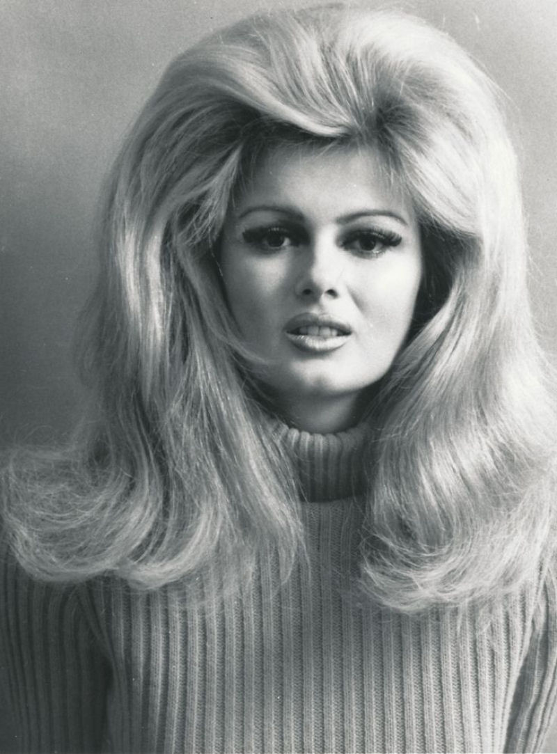 As mulheres pareciam ter mais cabelo do que cabeça nos icônicos penteados dos anos 60 32