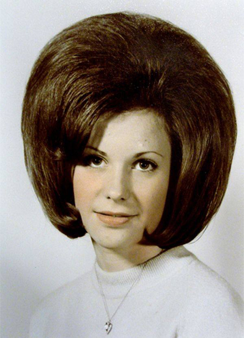 As mulheres pareciam ter mais cabelo do que cabeça nos icônicos penteados dos anos 60 33
